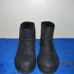 UGG Unisex  Classic Mini Boots  NWOT
